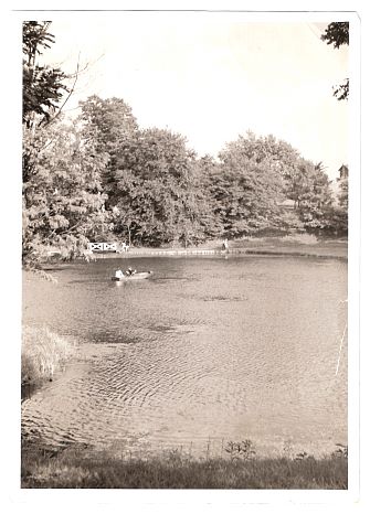 1955.. - Idyllic back end of the lake (note the 'log cabin').jpg